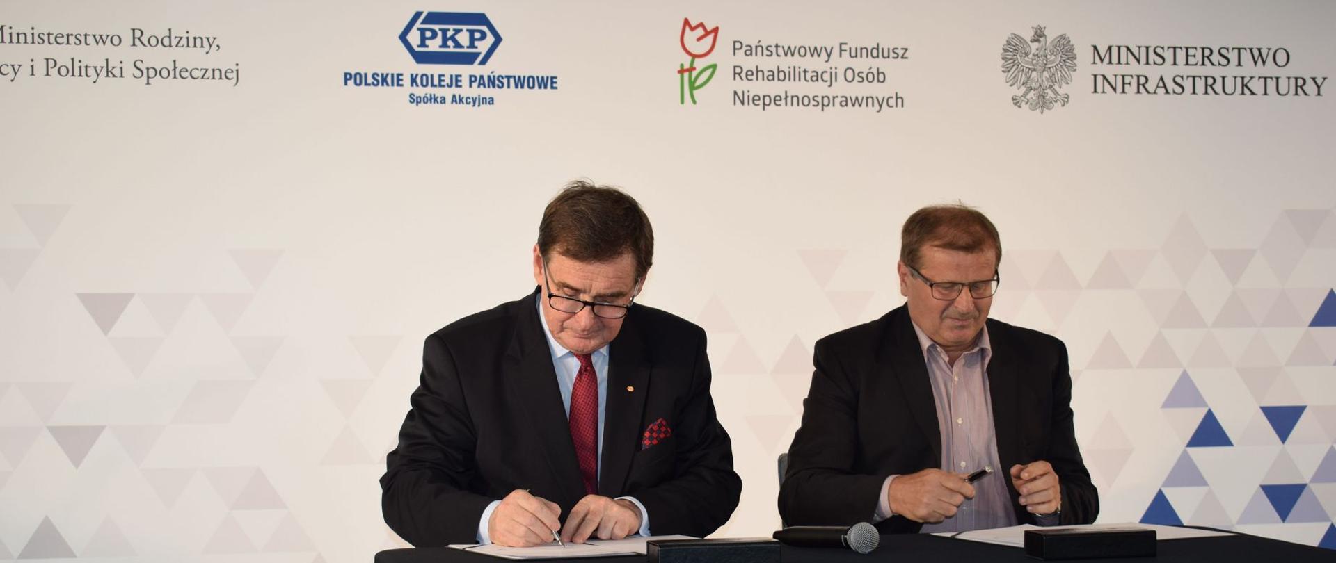 Prezes PKP SA Krzysztof Mamiński i zastępca prezesa Zarządu PFRON ds. finansowych Tomasz Maruszewski podpisują porozumienie