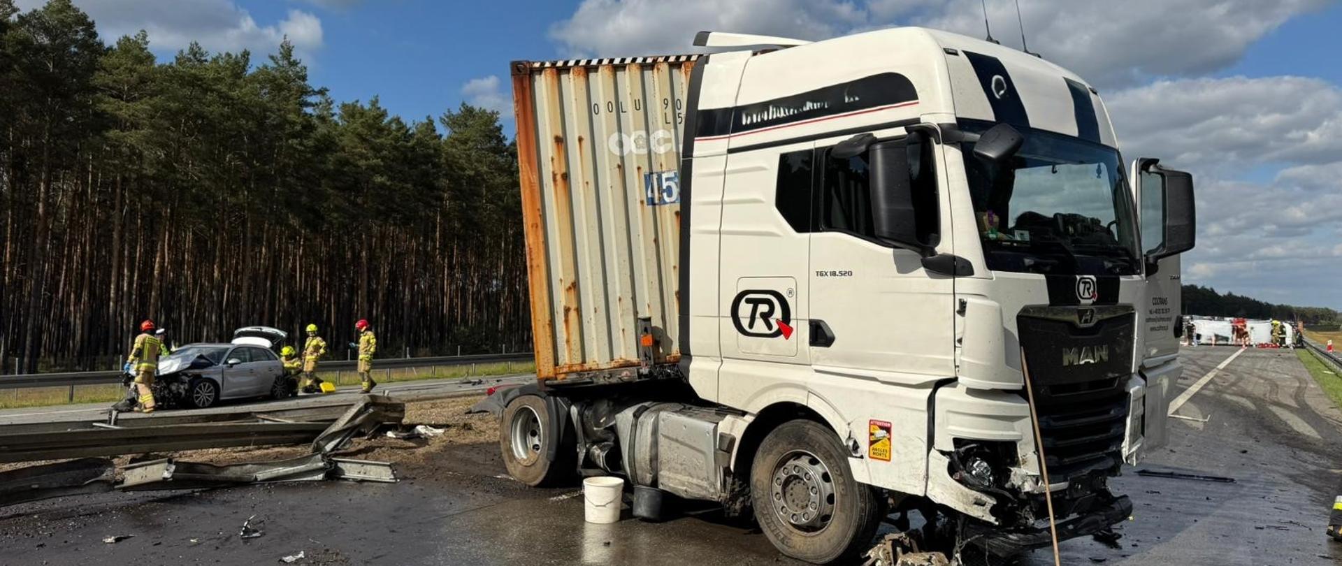 Pojazdy biorące udział w wypadku i działające służby