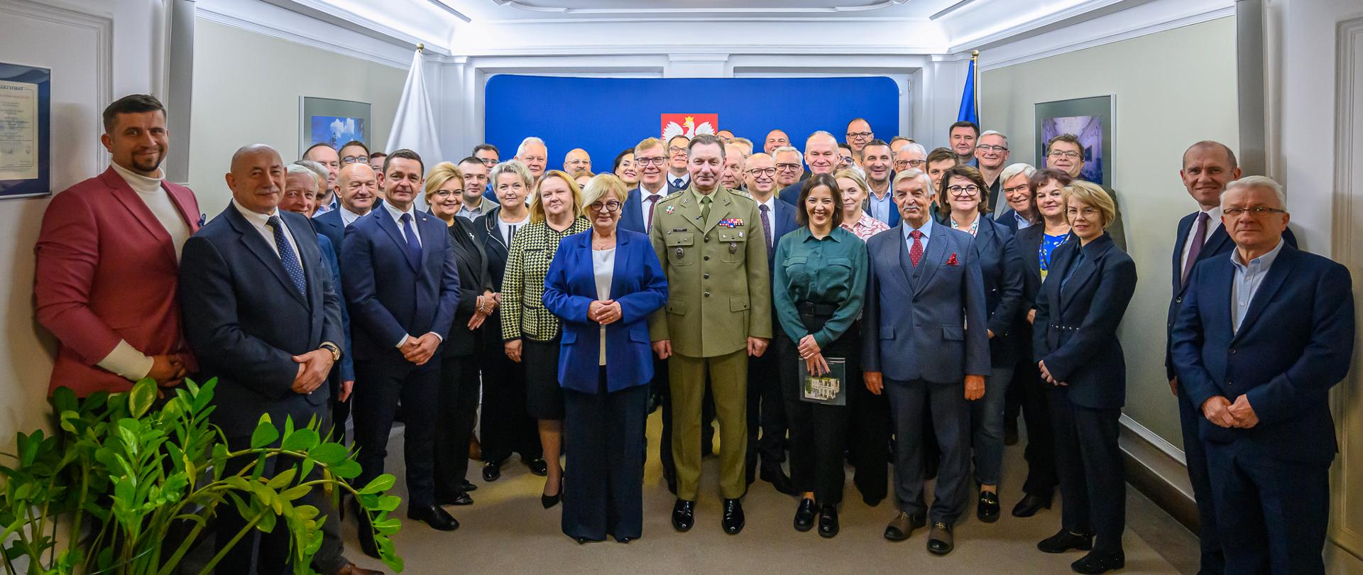 Zdjęcie przedstawia uczestników szkolenia obronnego w urzędzie wojewódzkim