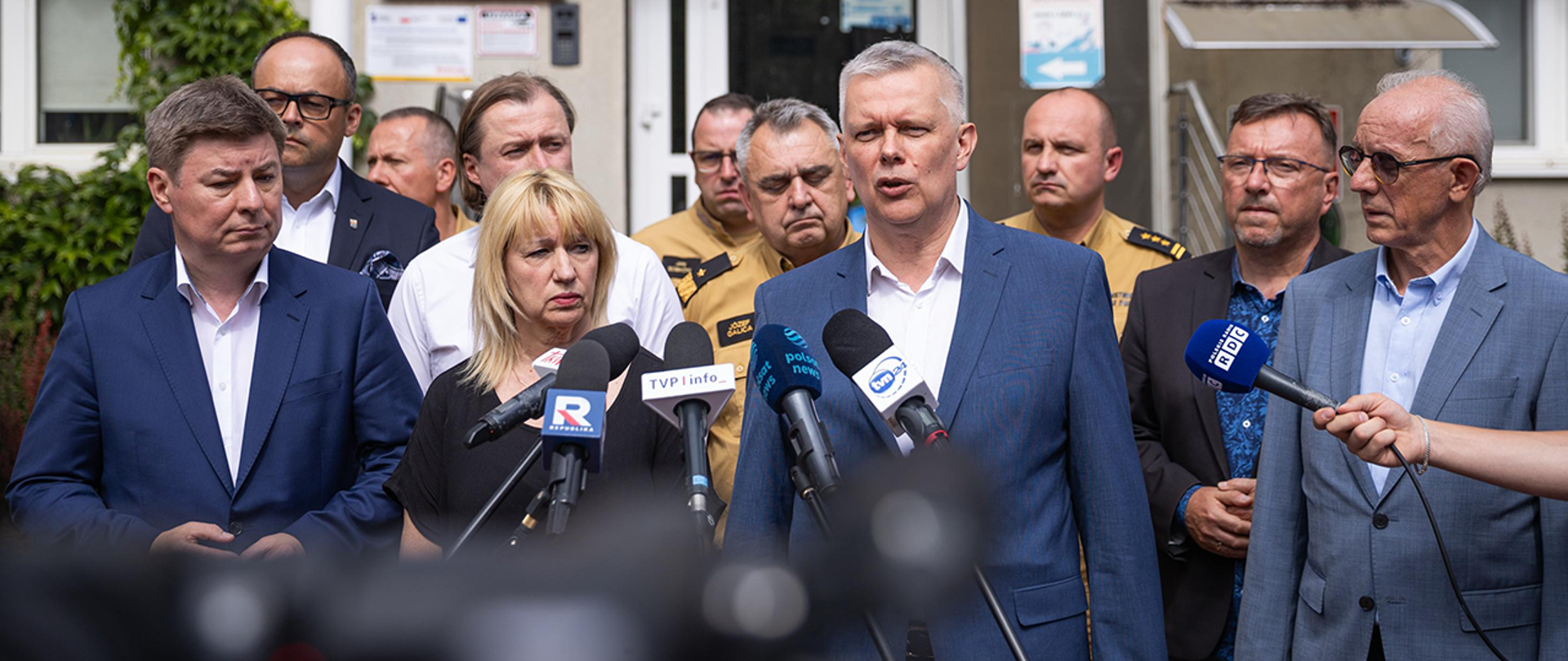 Minister Tomasz Siemoniak na miejscu pożaru w Ząbkach