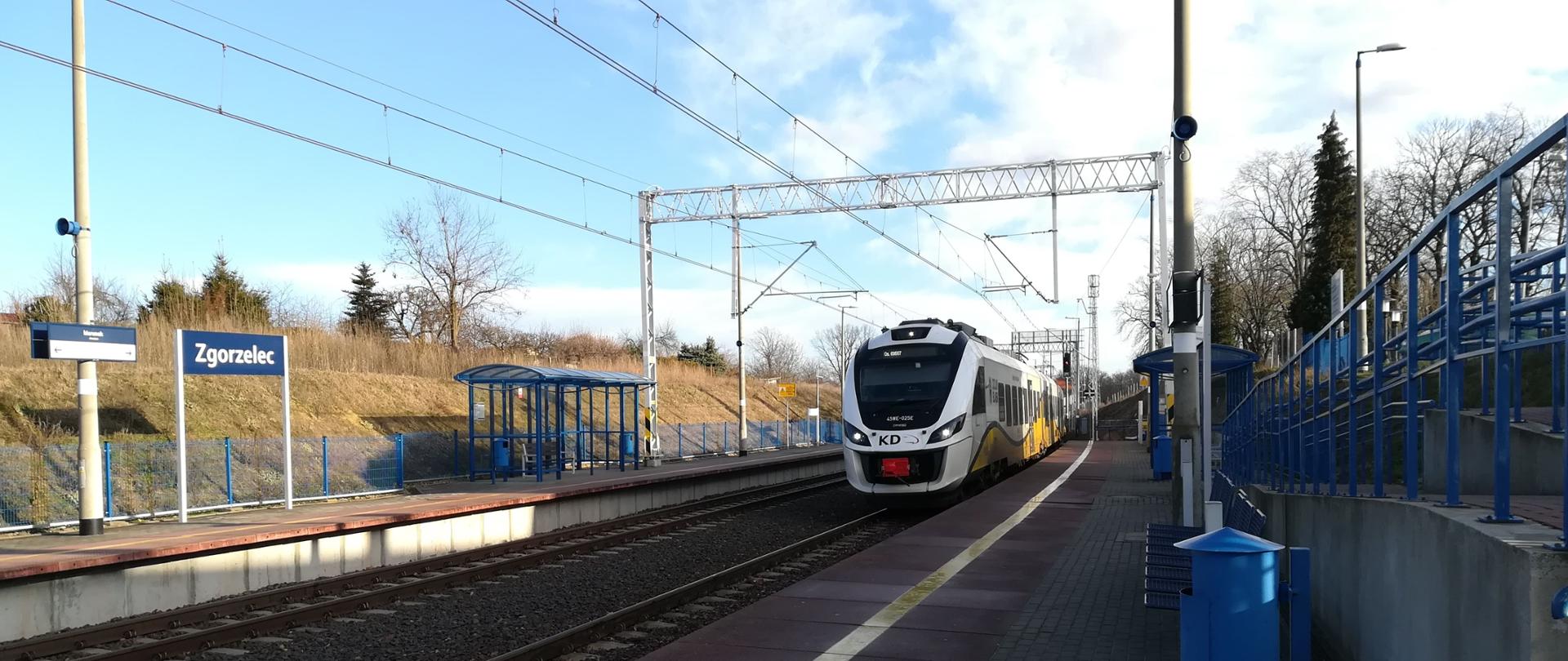 Zdjęcie, przedstawiające pociąg wjeżdżający na stację "Zgorzelec". 