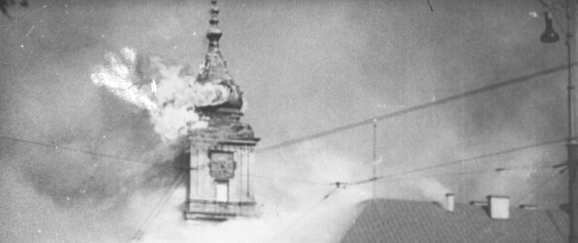 Pożar zamku królewskiego w warszawie w wyniku działań wojennych w dniu 17 września 1939 roku