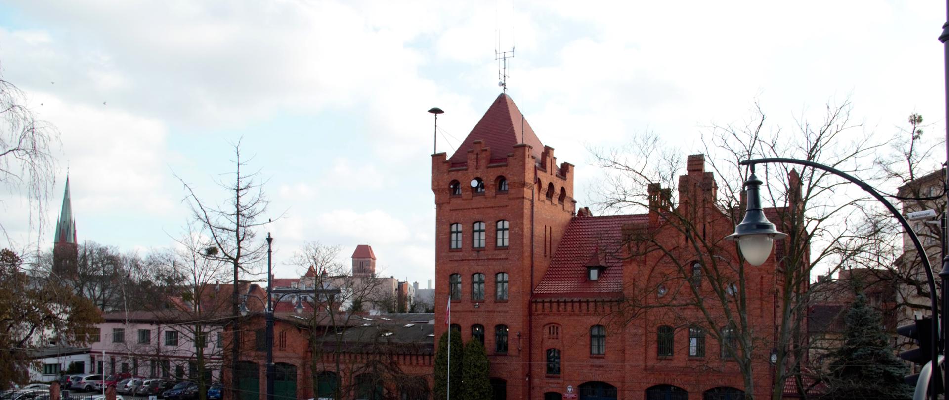 Obiekt, będący siedzibą Komendy Wojewódzkiej Państwowej Straży Pożarnej w Toruniu. Widok frontu, od strony Wałów Sikorskiego.