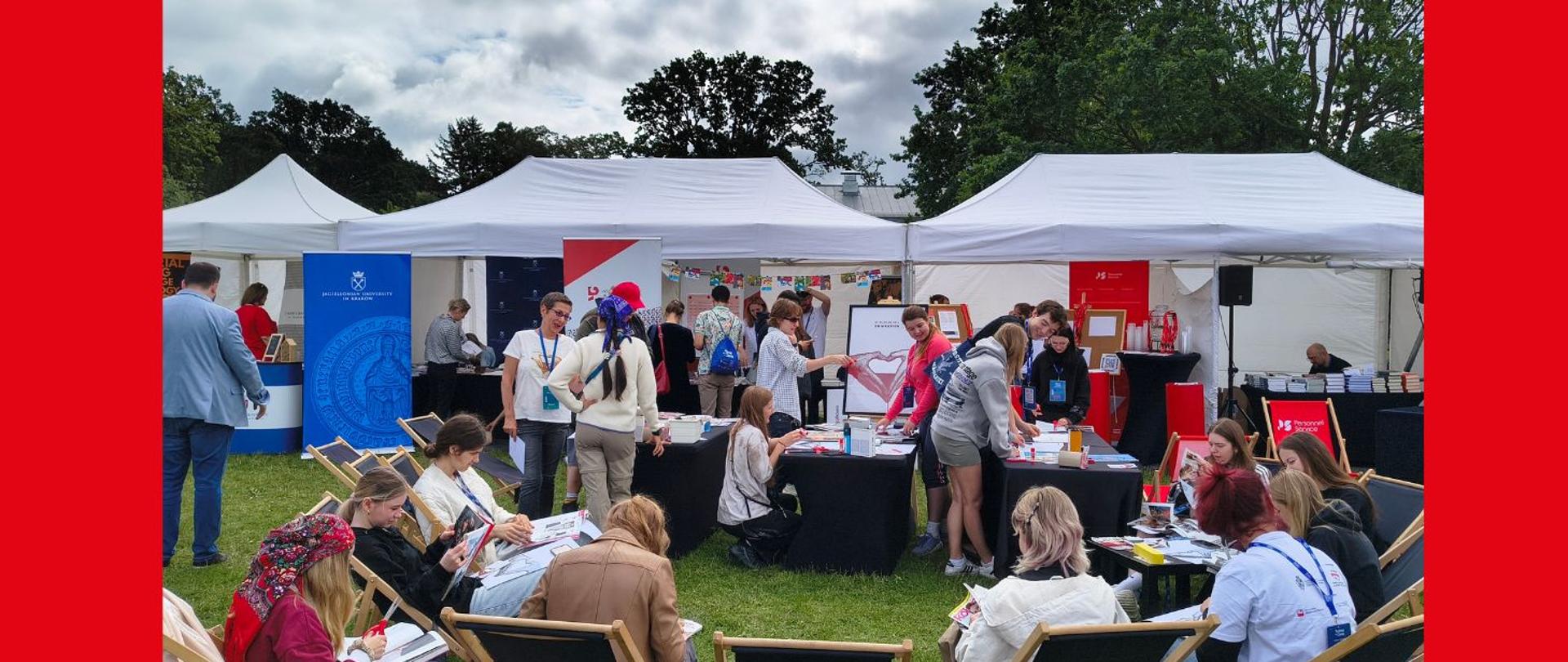 Stoisko IRJP na Polonia Camp 2026, na pierwszym planie grupa uczestników warsztatów EMIGRACJA