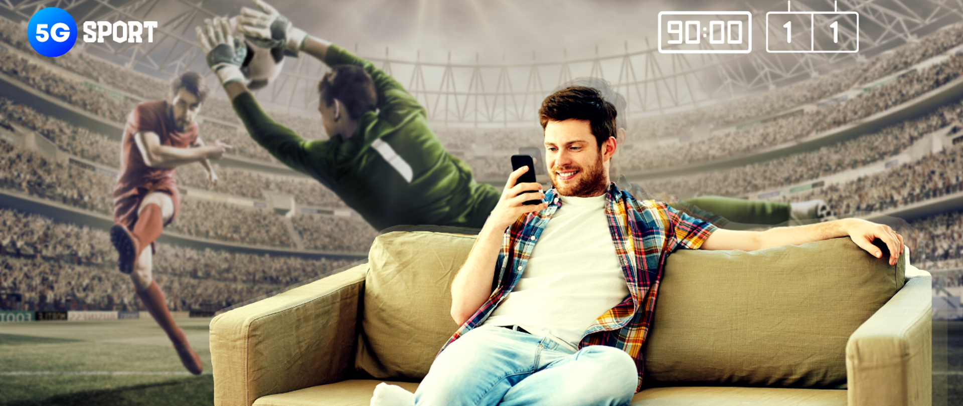 Ilustracja przedstawia mężczyznę siedzącego na kanapie pośród toczącego się meczu piłkarskiego. Grafika stylizowana na transmisję sportową.