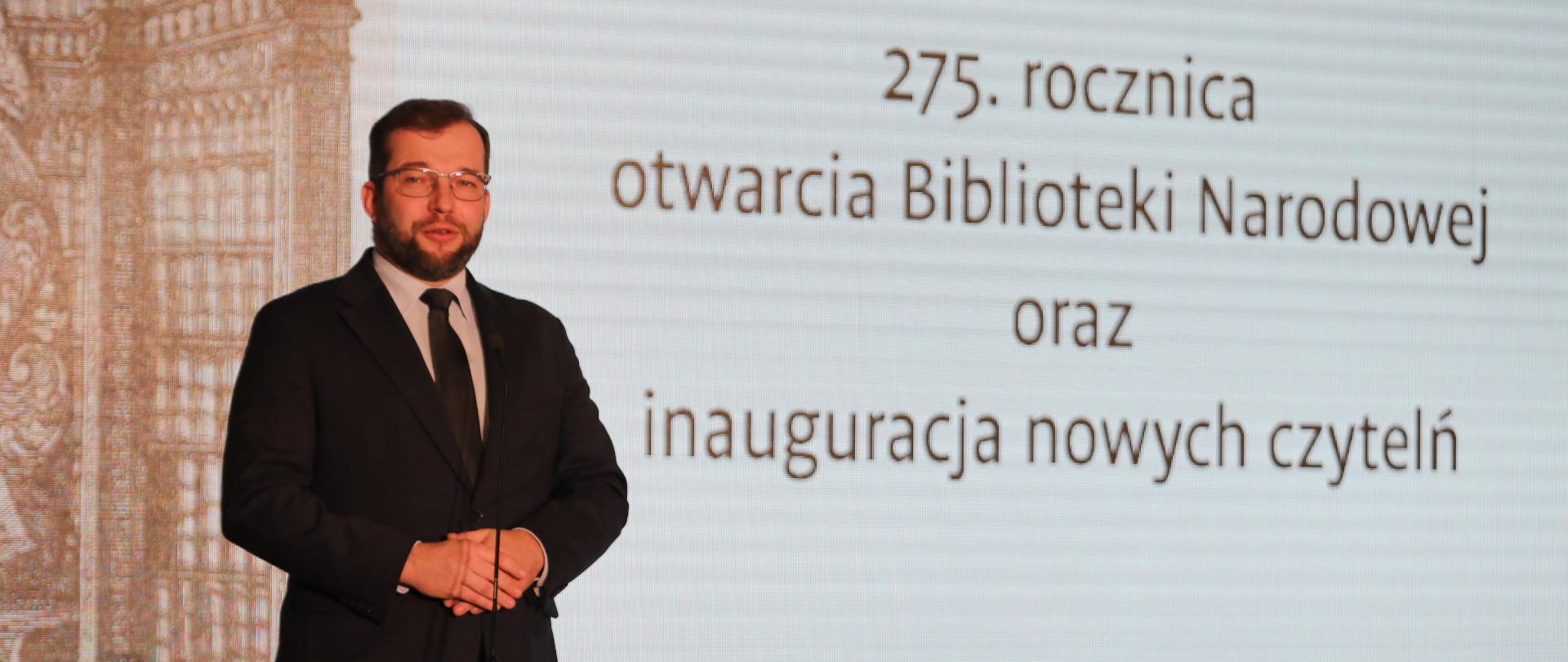 Minister Grzegorz Puda przemawia podczas jubileuszu 275-lecia Biblioteki Narodowej