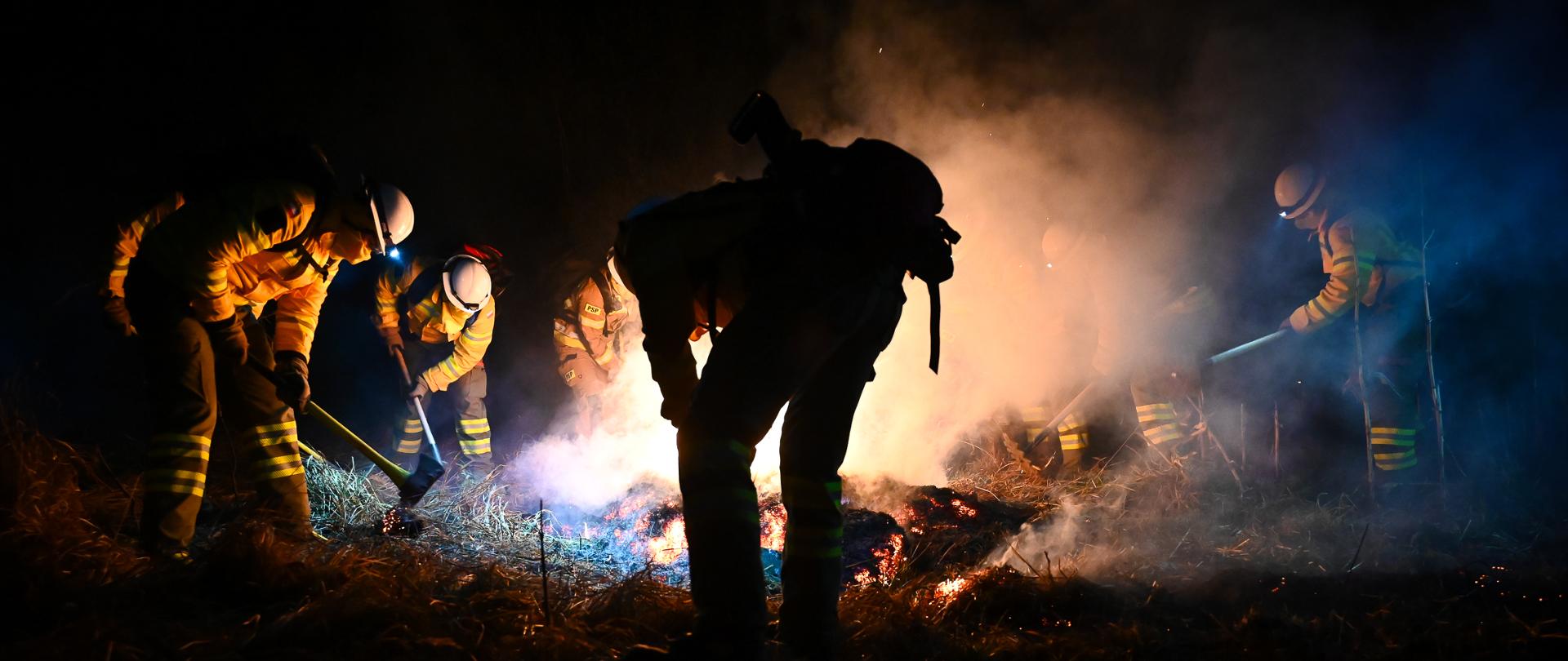 Zdjęcie zrobione w nocy podczas gaszenia pożaru traw