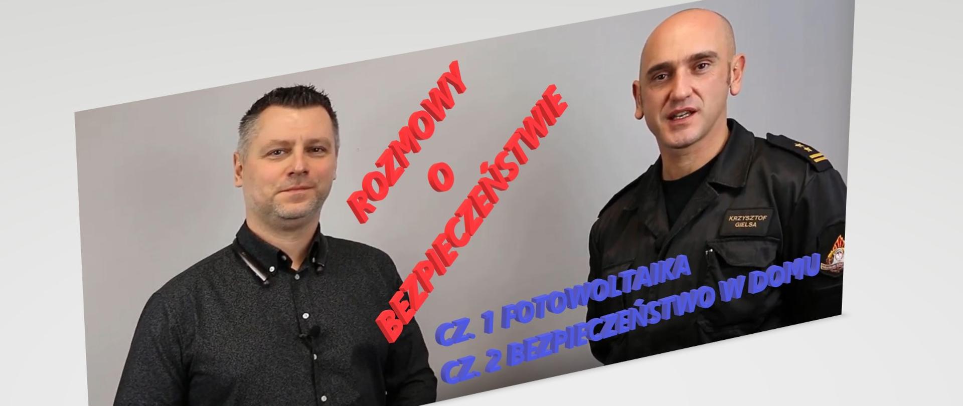 Na zdjęciu widać strażaka i osobę eksperta od energii słonecznej, strażak jest w mundurze.