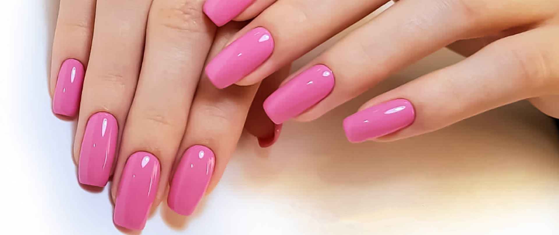 Zdjęcie przedstawiające pomalowane damskie paznokcie.