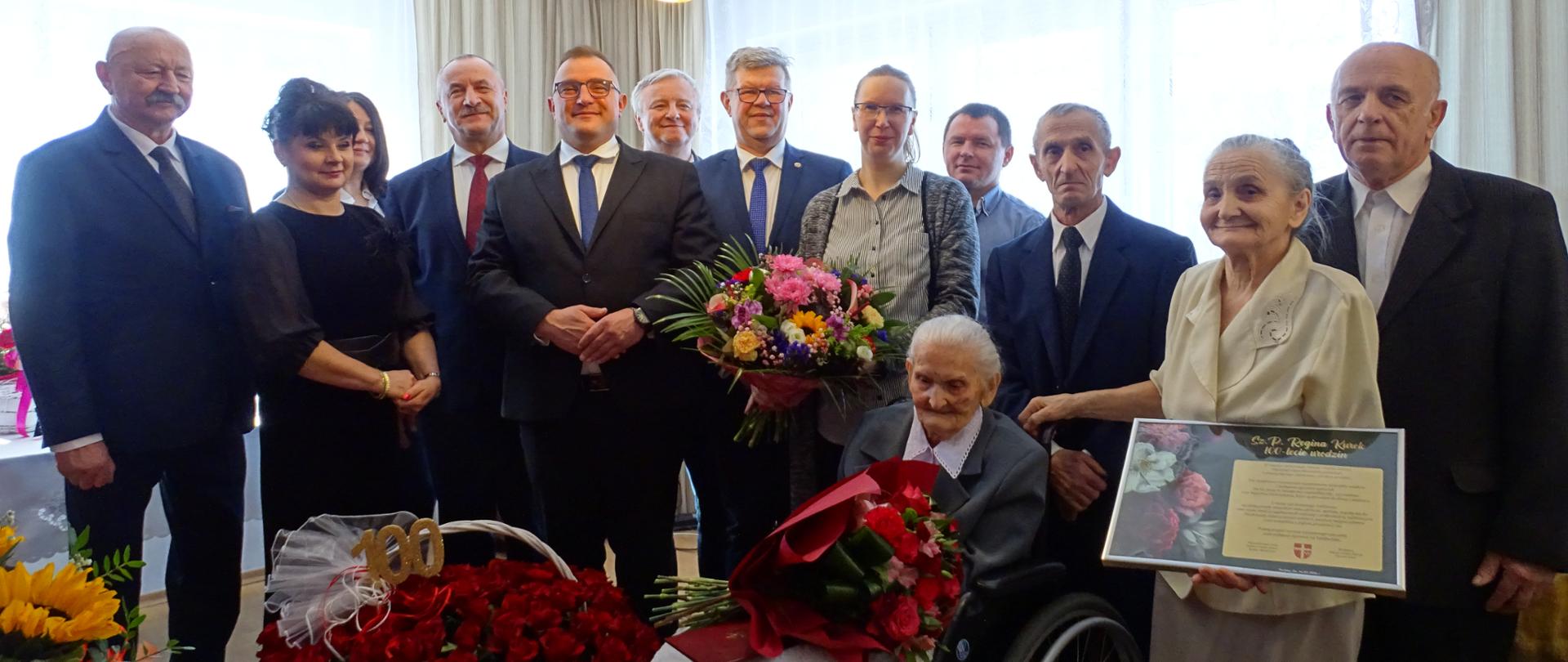 Na zdjęciu widać kobiety i mężczyzn