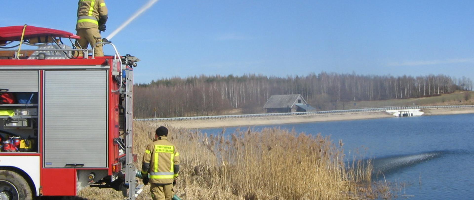 Strażacy sprawdzają źródła wody do celów przeciwpożarowych 