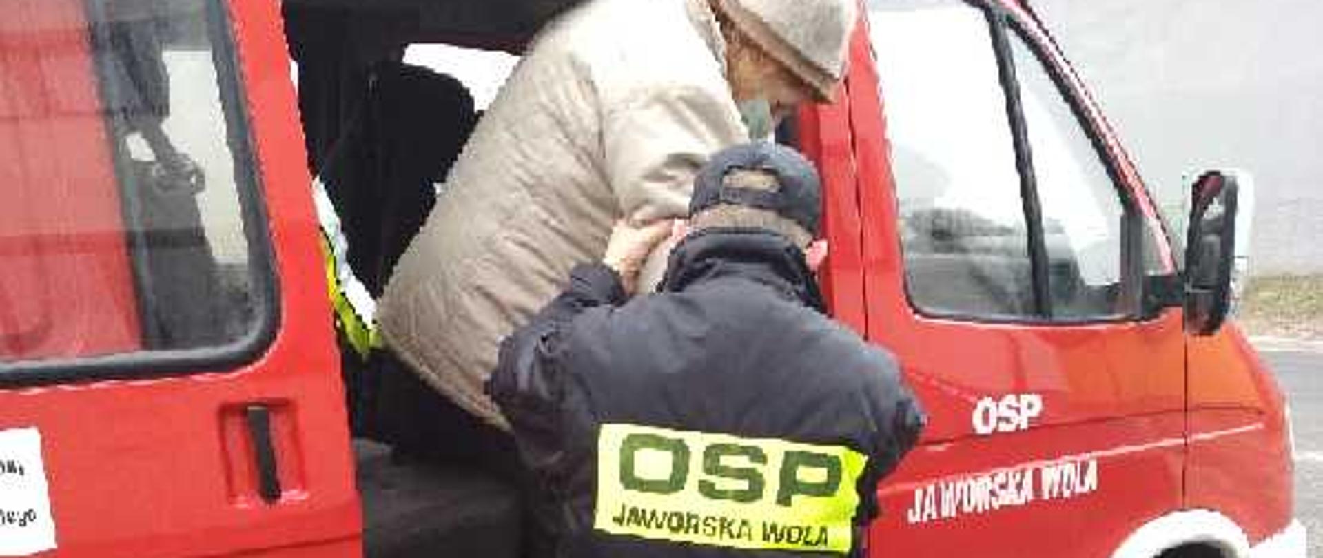 Strażacy pomagają osobom starszym w dotarciu do przychodni gdzie są dawane szczepionki przeciw COVID-19