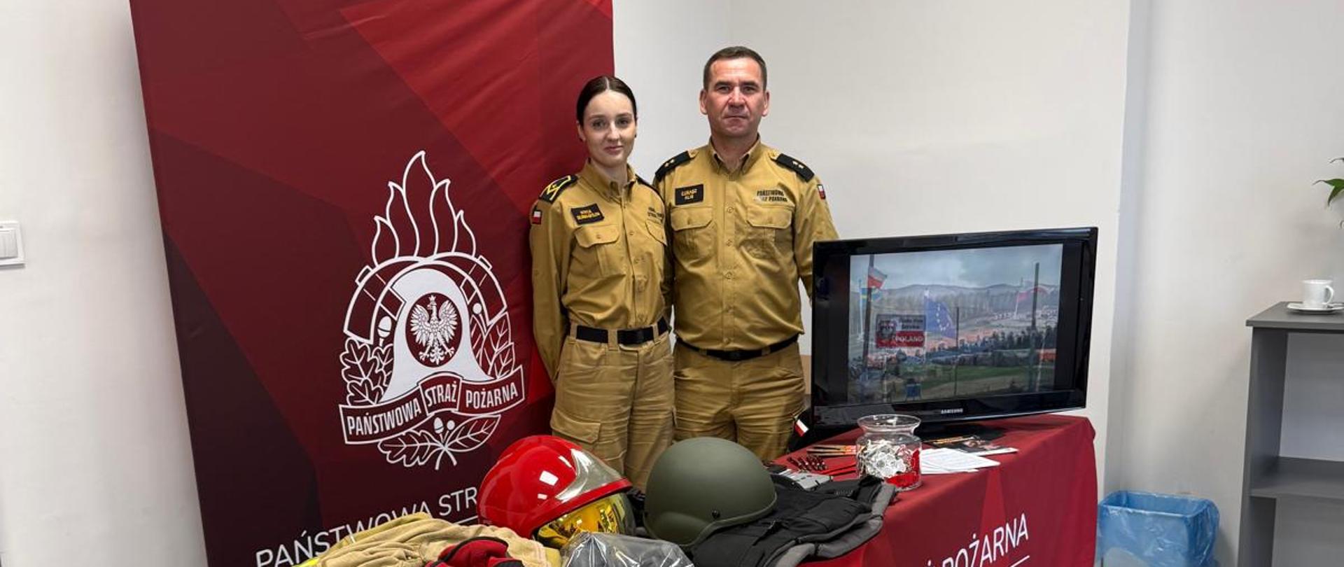 Zdjęcie przedstawia funkcjonariuszy na stoisku Państwowej Straży Pożarnej.