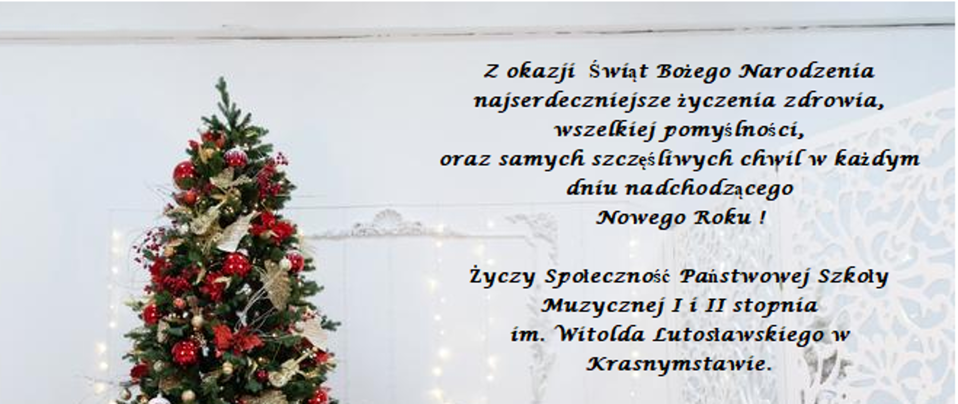 Plakat przedstawia na białym tle z lewej strony stoi choinka przybrana w czerwone i złote ozdoby choinkowe, pod choinką znajdują się prezenty oraz mały niedźwiedź polarny , z prawej strony znajduje się czarny fortepian z czarną ławą, na fortepianie stoją stoją ozdoby świąteczne, u góry plakatu z prawej strony znajdują się życzenia świąteczne