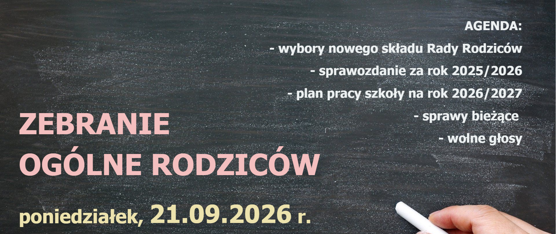 Informacja o zebraniu ogólnym rodziców z terminem, na tablicy z ręką trzymającą kredę.