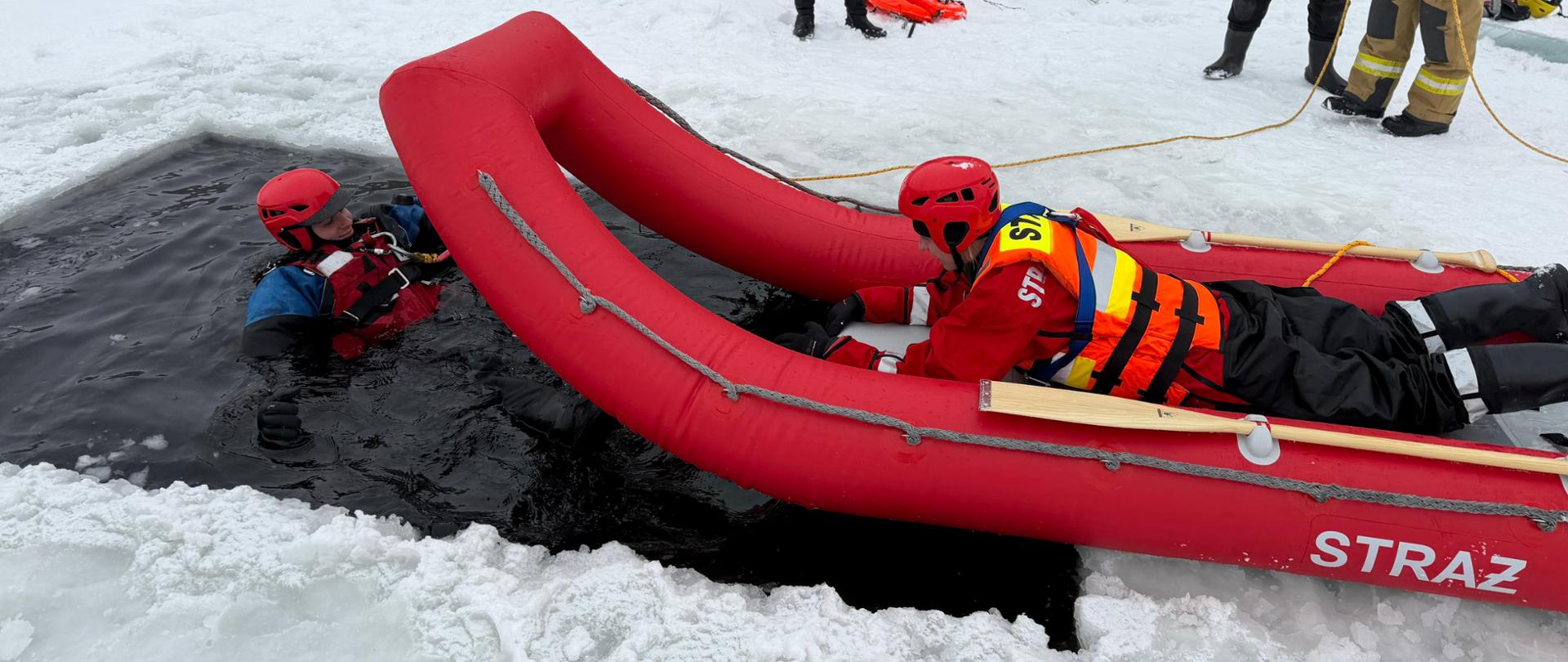 Strażacy z gminy Kościerzyna doskonalili swoje umiejętności w zakresie ratownictwa lodowego