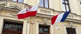 Flagi PL i FR wywieszone na budynku Ambasady RP powiewające na wietrze