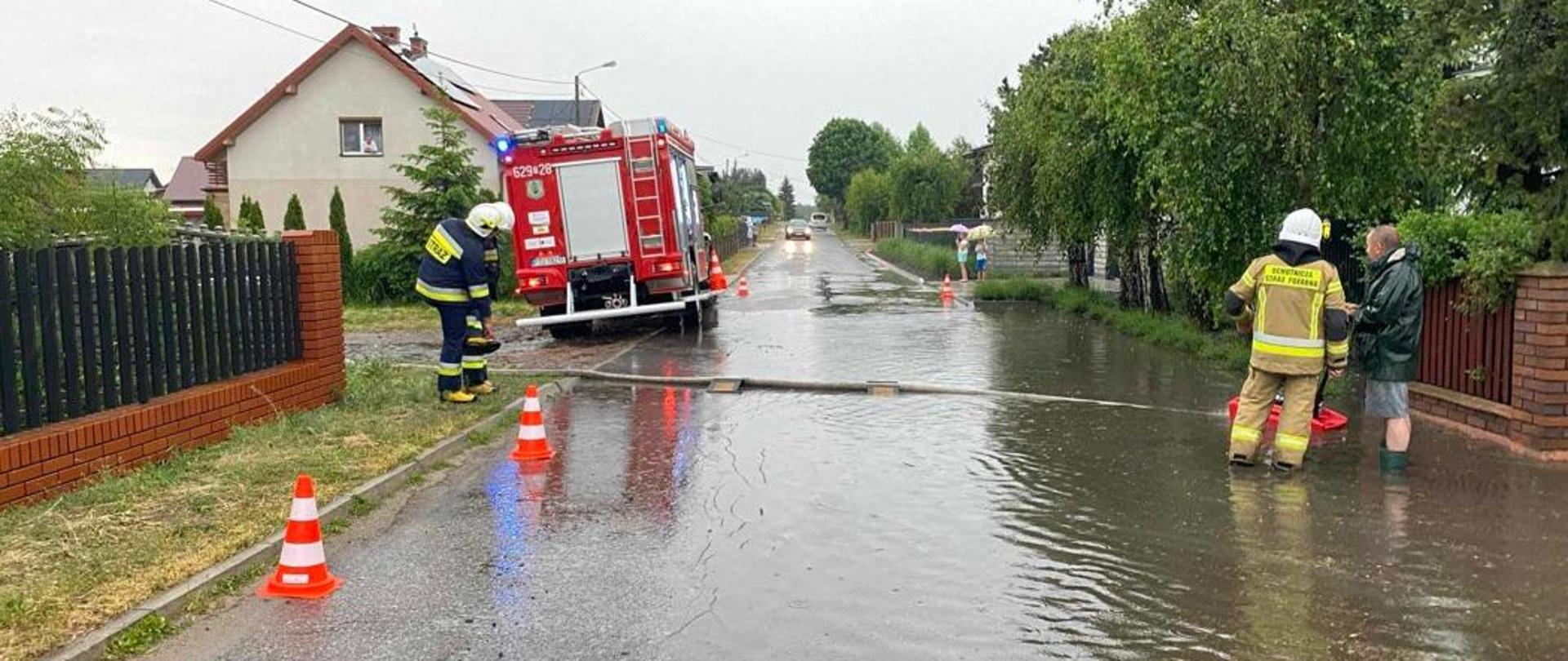 STRAŻACY USUWALI SKUTKI ULEWNYCH DESZCZY