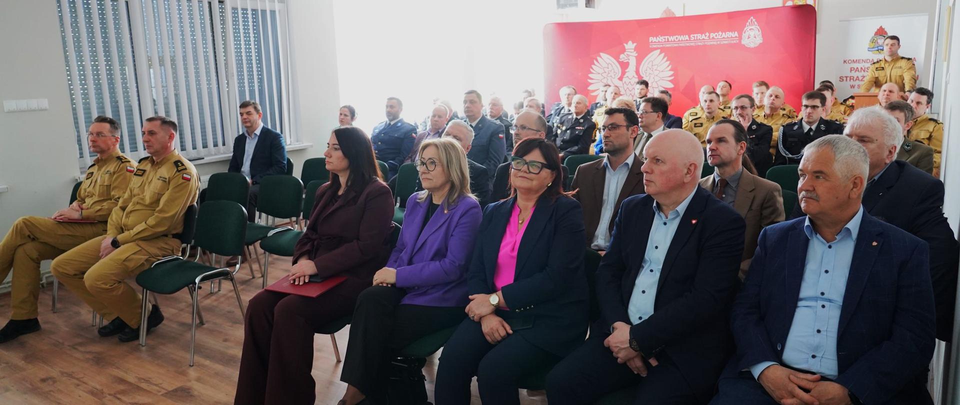 Zaproszeni goście i strażacy na świetlicy komendy