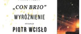 3/4 tło białe z czarnymi napisami, z prawej strony czarny pas z oświetlonym fragmentem fortepianu