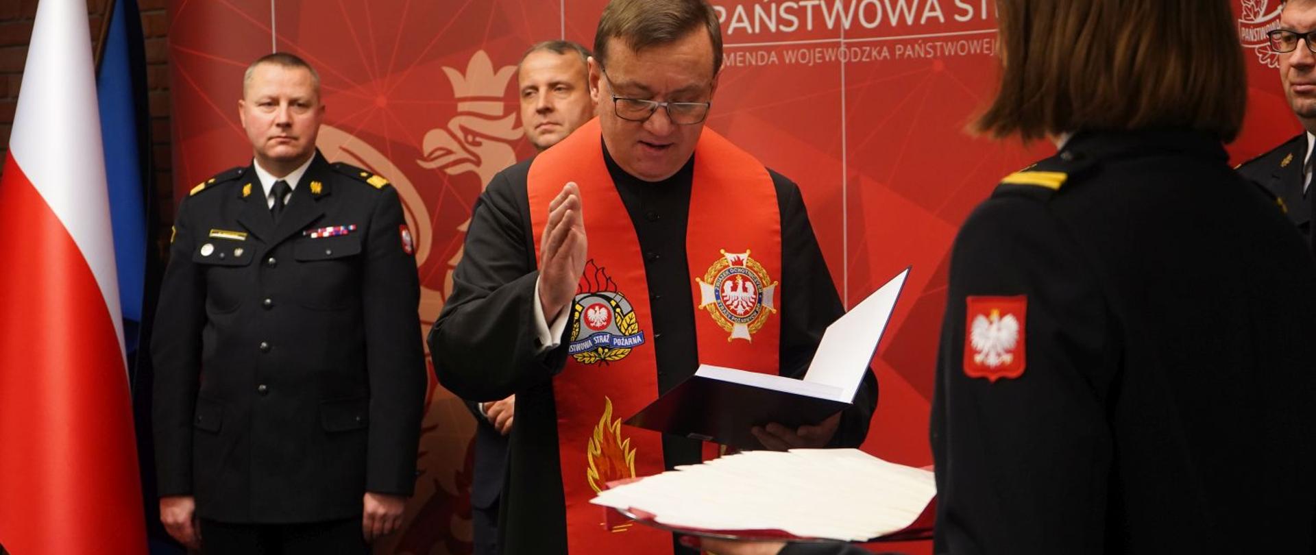 kapelan wielkopolskich strażaków świeci opłatki