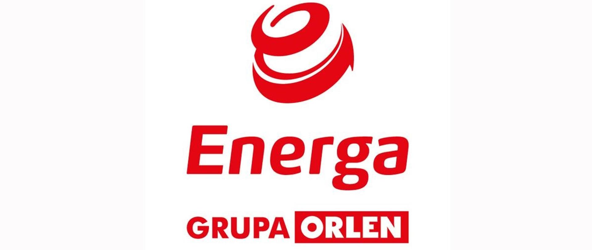 Na białym tle czerwony napis Logo Energa Grupa ORLEN i czerwony znak graficzny czerwonej wstążki zwiniętej na kształt kuli.