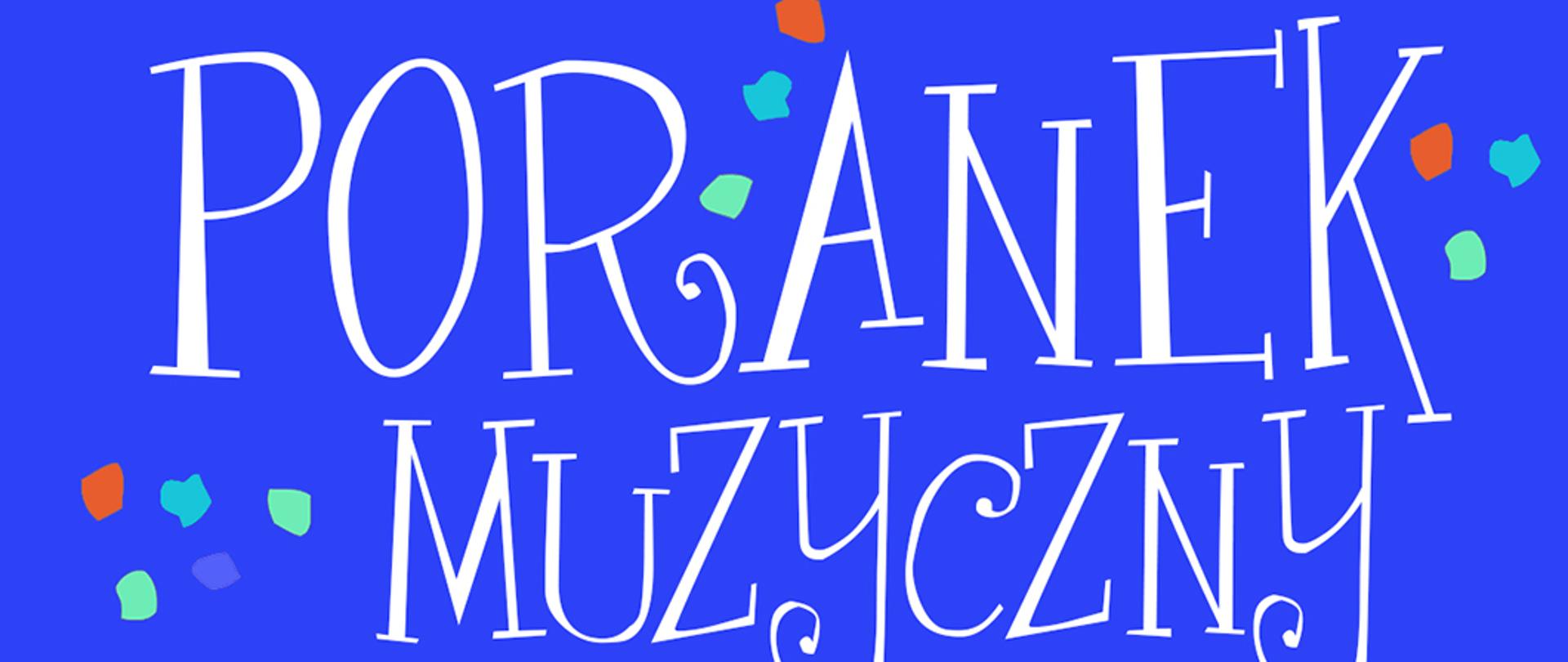 Na niebieskim tle na górze plakatu napis czarnymi literami: Państwowa Szkoła Muzyczna I stopnia im. Emila Młynarskiego w Augustowie zaprasza na spotkanie pt. Poranek Muzyczny dla dzieci. Poniżej z lewej strony w programie: Małgorzata Zachorowska - Falicka: Bajki autorki., muzyka różnych kompozytorów w wykonaniu uczniów naszej szkoły, sobota 28.10.2023, godz. 11.00, sala koncertowa PSM Augustów, ul. Wybickiego 1, wstęp wolny. W prawej dolnej części plakatu kontur kury w kolorowe cętki z pomarańczowym grzebieniem i ogonem z klawiaturą fortepianu.