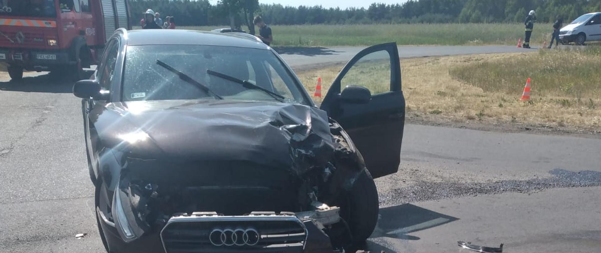 Zdjęcie przedstawia pojazd po wypadku drogowym