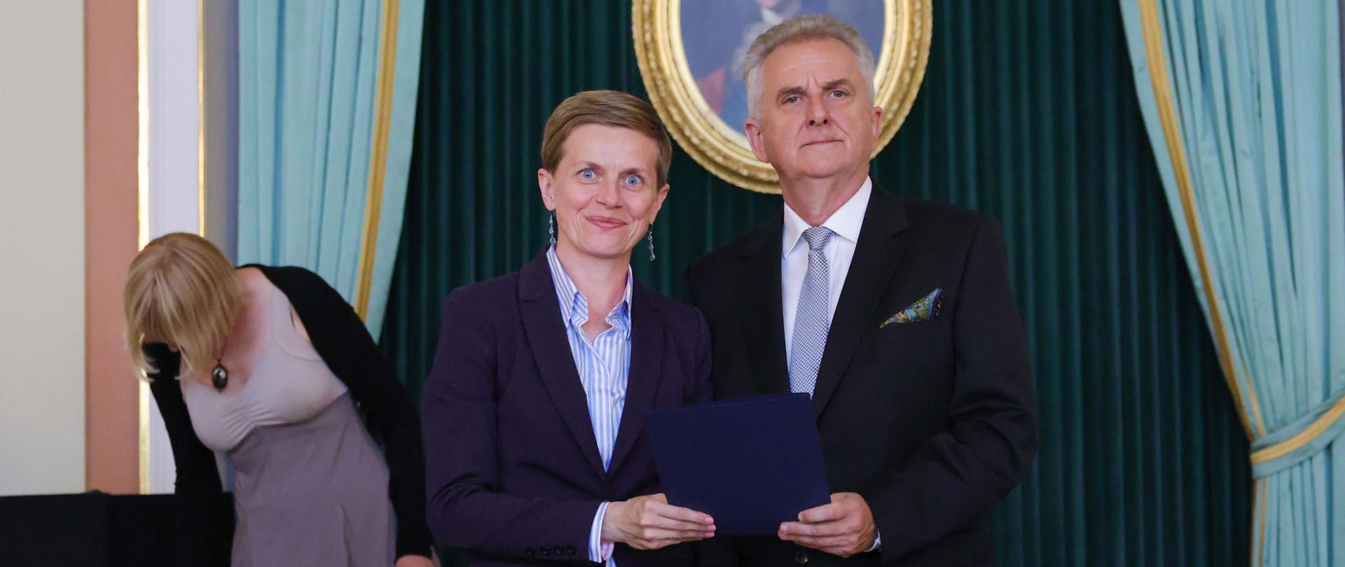 Dyrektor szkoły Marta Osowska- Utrysko otrzymuje akt powierzenia od podsekretarza stanu Sławomira Rogowskiego