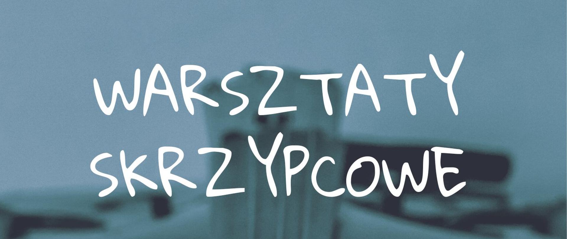 Plakat. Tło w odcieniu ciemnozielonym, z rozmytym wizerunkiem skrzypiec. Na górze napisy: "3o listopada 2022 (środa) godz. 11.00 Sala Koncertowa im. Jerzego Kozarzewskiego PSM Nysa". W środkowej części napis "Warsztaty skrzypcowe". Na dole logo szkoły oraz napis Państwowa Szkoła Muzyczna I i II stopnia im. Witolda Lutosławskiego w Nysie".