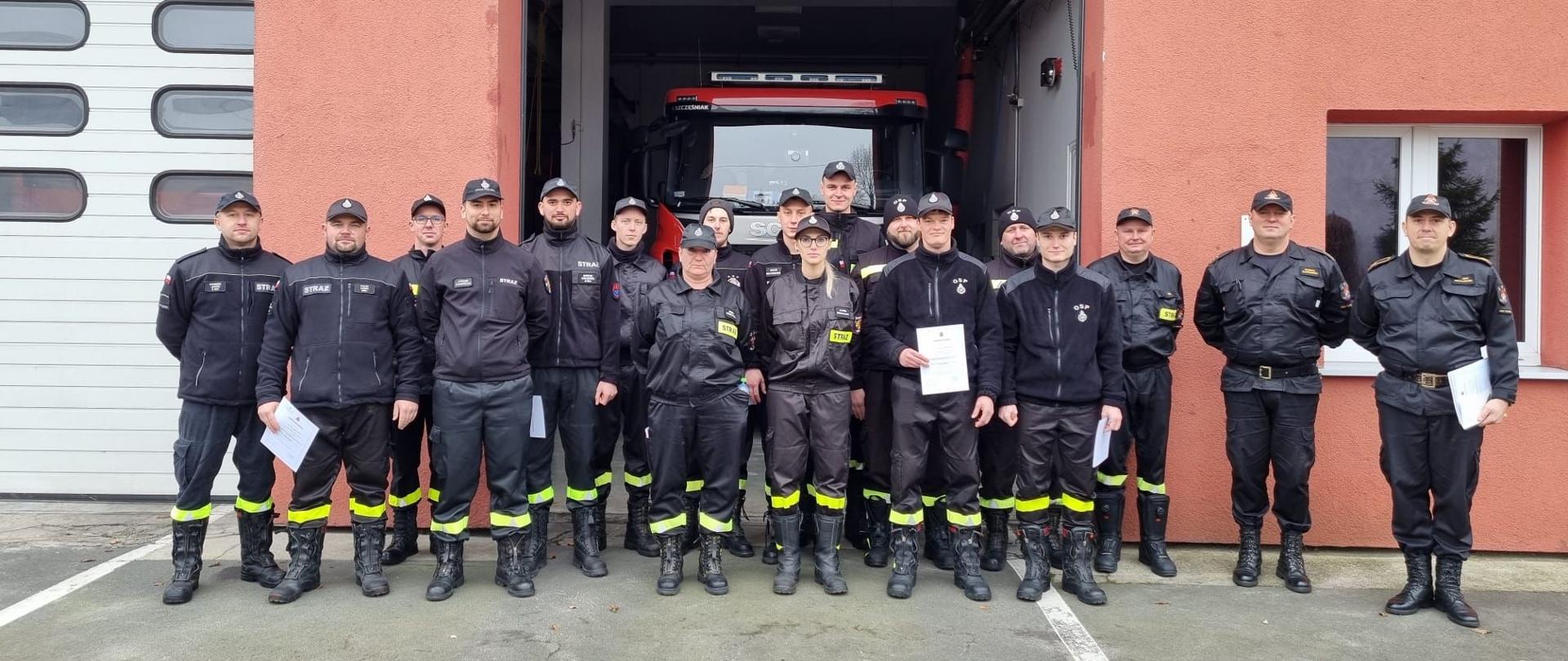 Zdjęcie grupowe absolwentów szkolenia