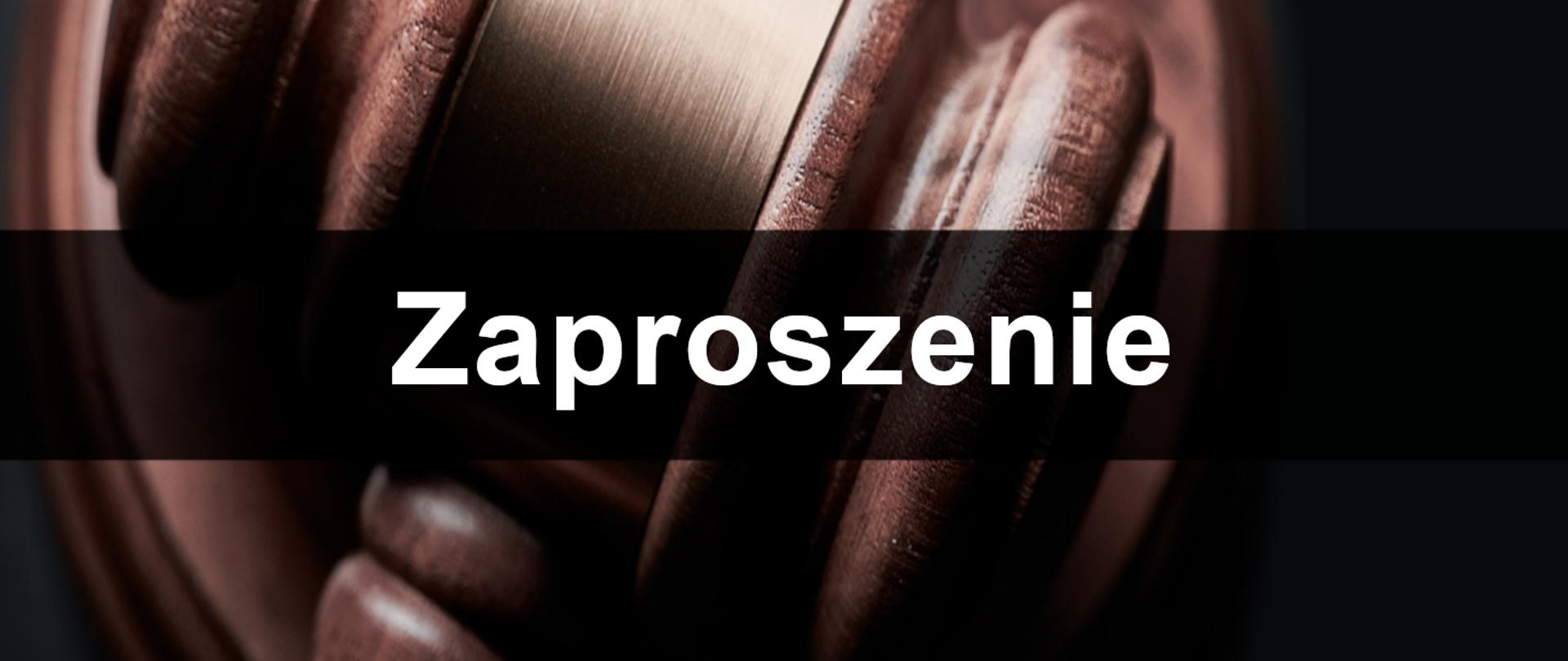 Baner zaproszenie. W tle młotek.