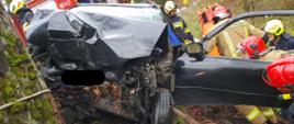 samochód osobowy uderzył w drzewo