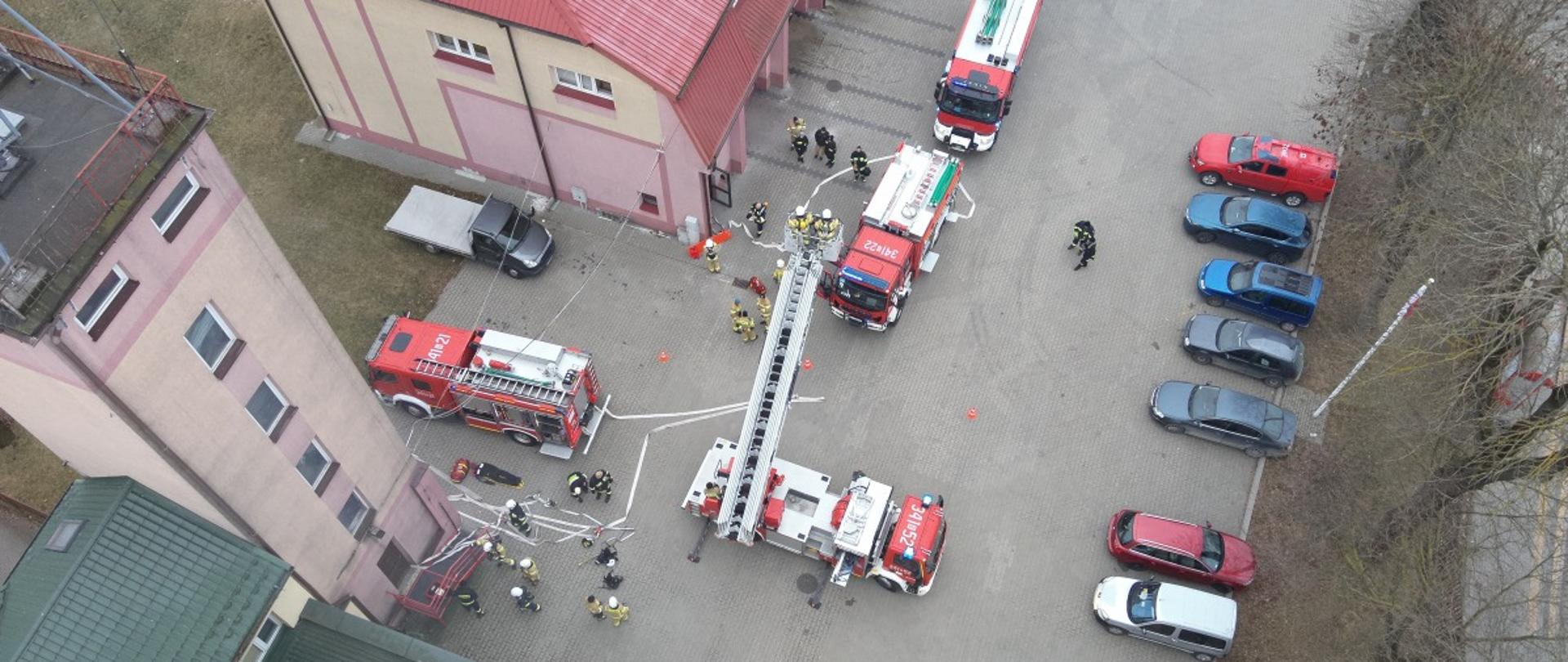 zdjęcie z lotu ptaka na plac gdzie strażacy ćwiczą rozwinięcie bojowe