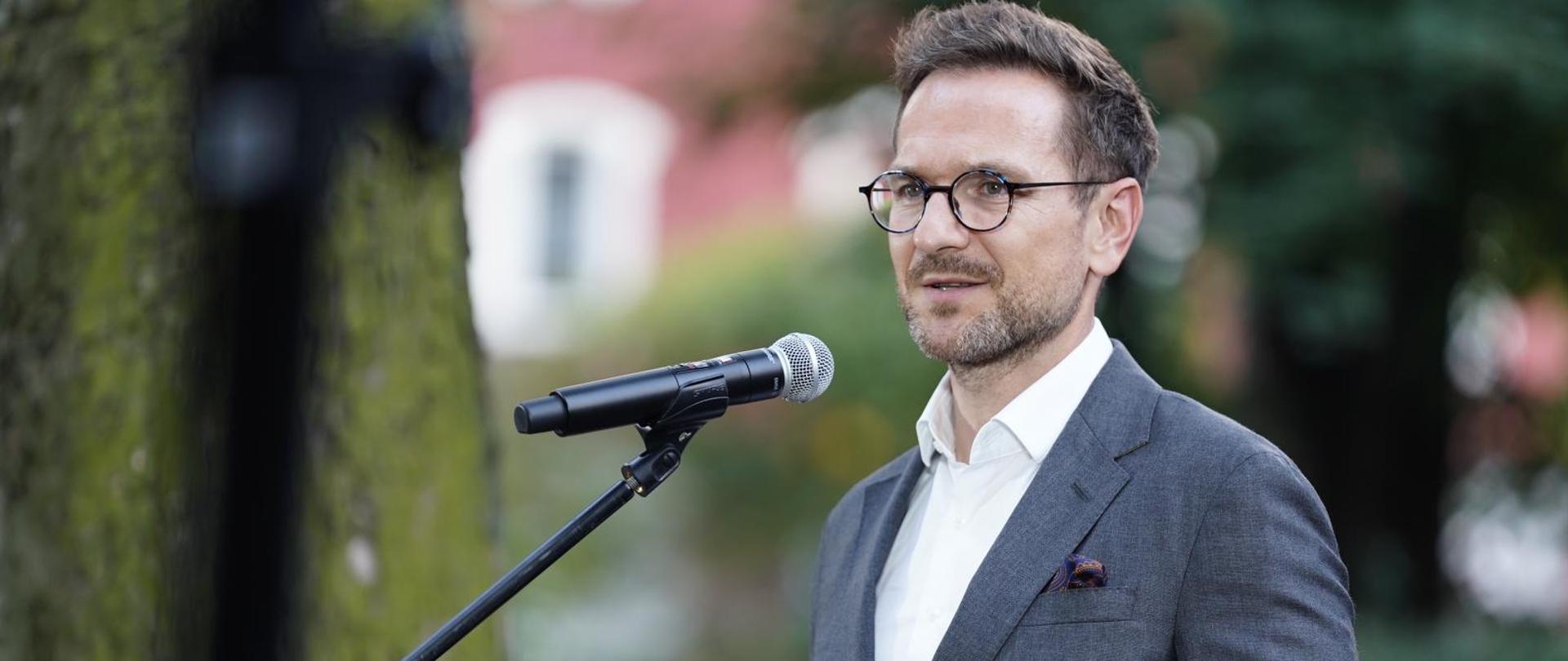 Minister Waldemar Buda przekazał w Zabrzu blisko 2 mln zł dotacji na remonty i przebudowę mieszkań komunalnych oraz adaptację pustostanów.