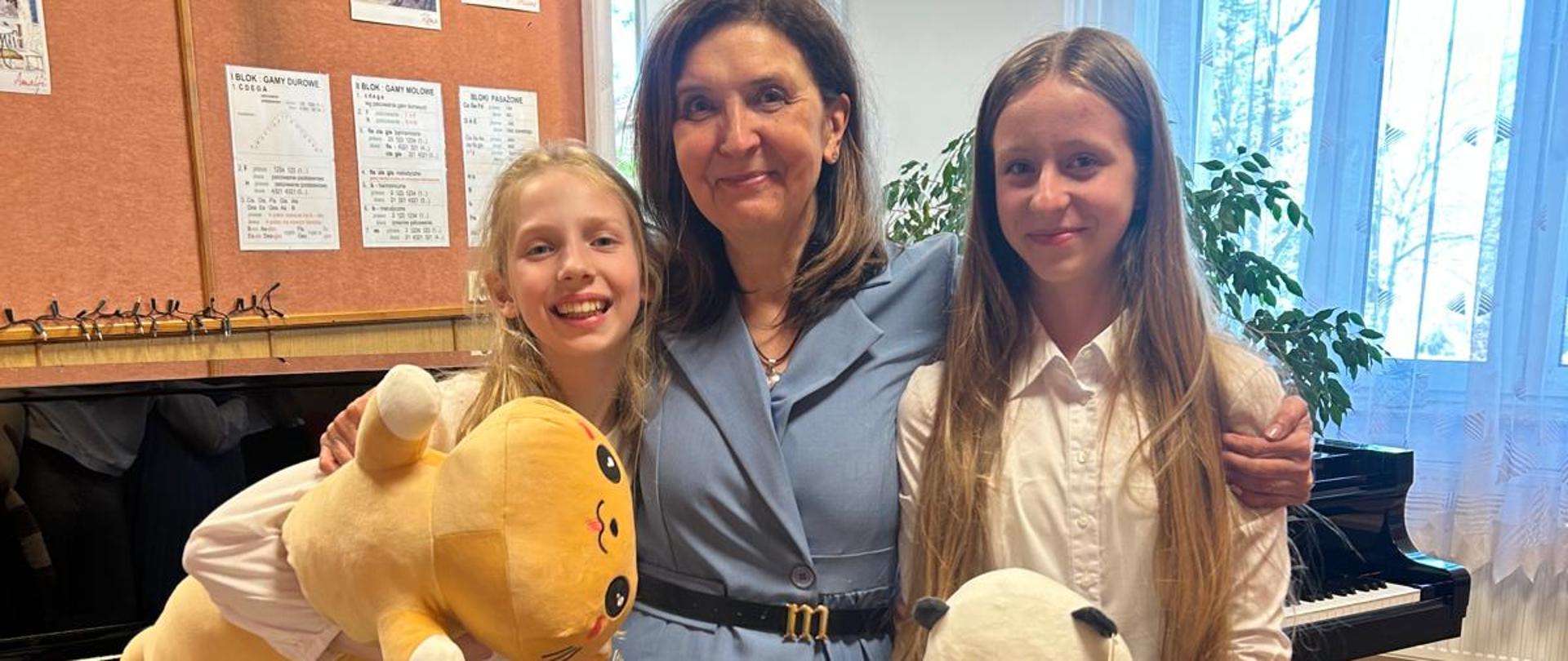 Uczennica Pola Nosowska, nauczycielka Elżbieta Plebanek - Duda i uczennica Marta Melzacka 