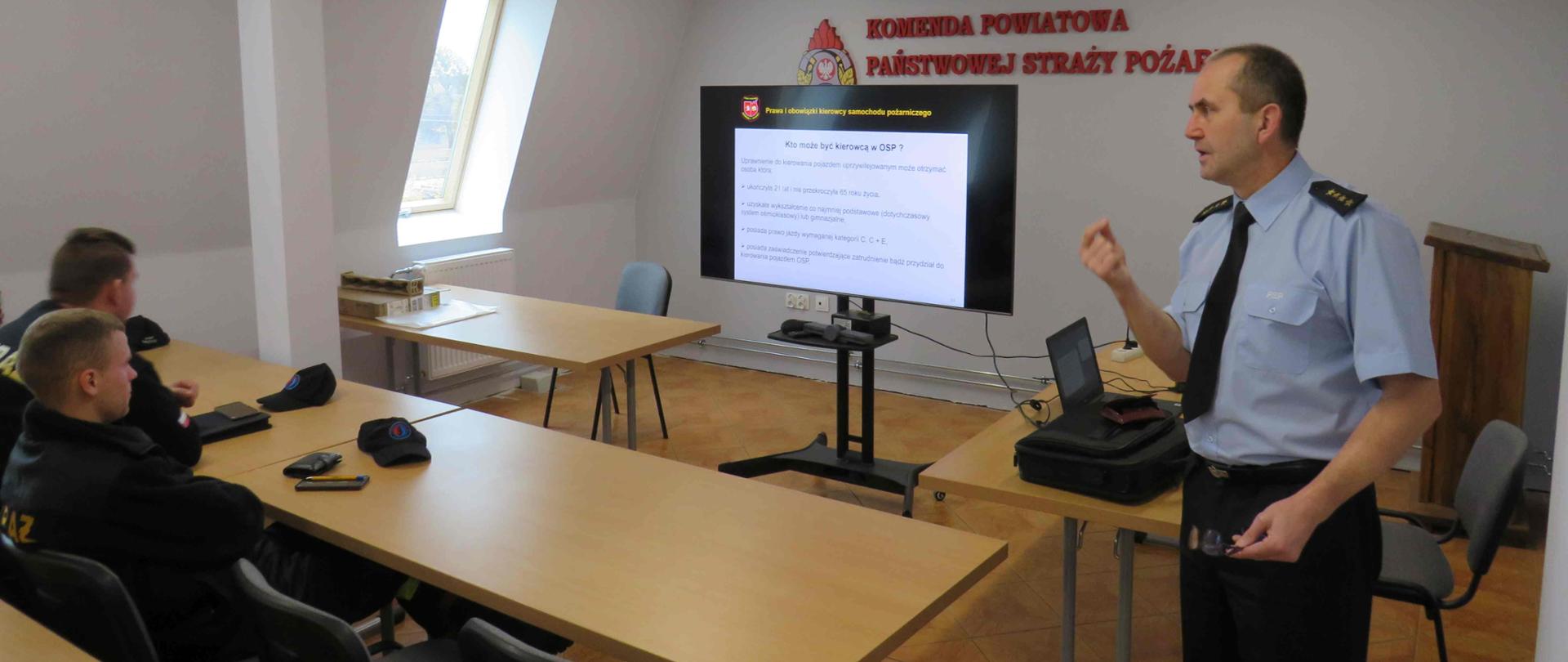 Strażak prowadzący wykład dla uczestników kursu.