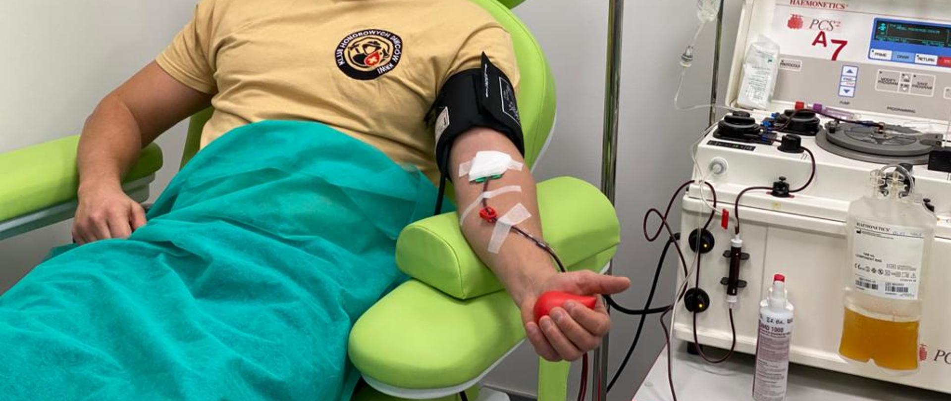 Strażak oddający osocze.