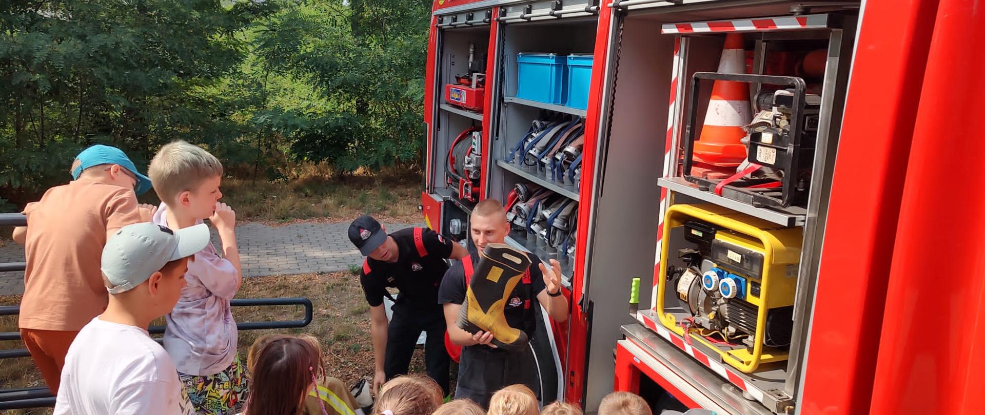 Strażacy podczas pokazu sprzętu strażackiego