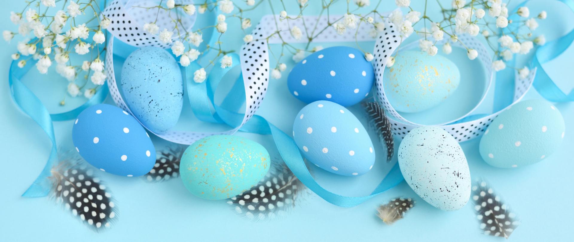 niebieskie tło , pisanki w różncy odcieniach niebieskiego.