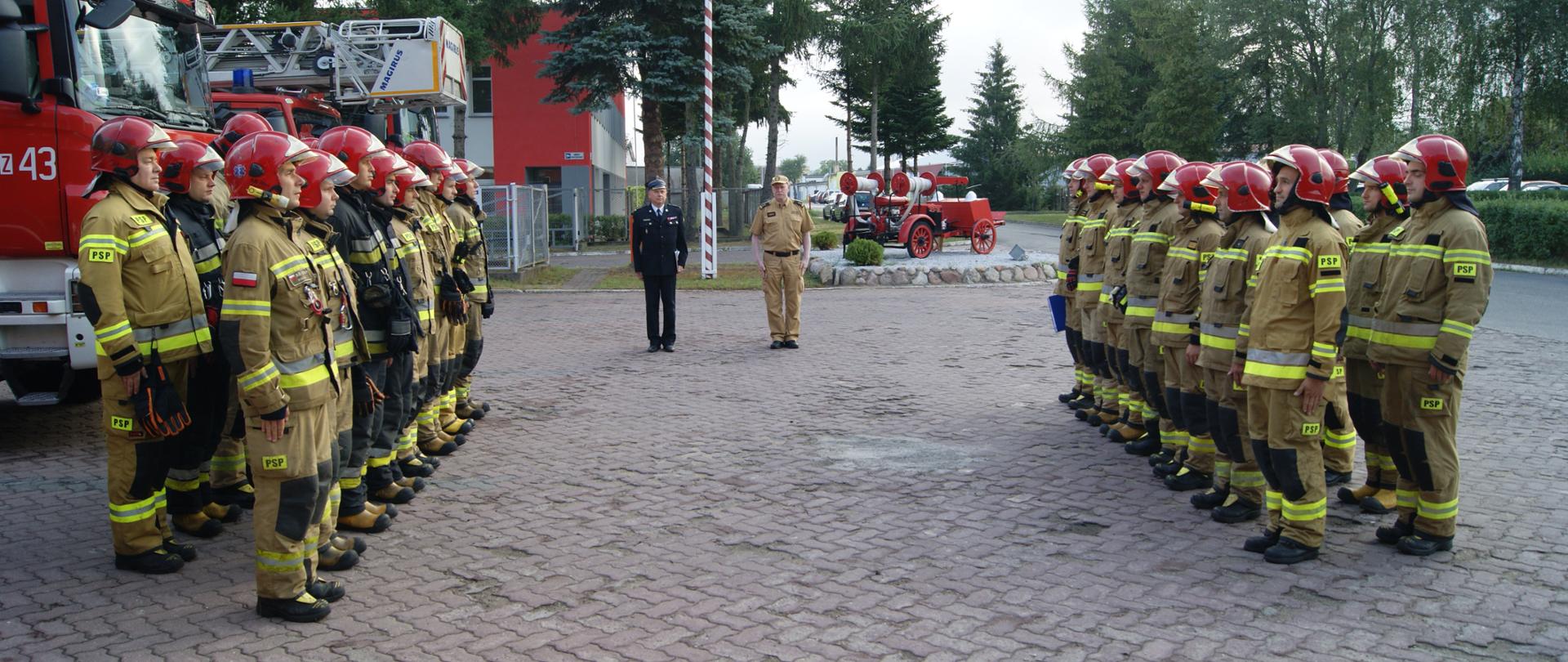Uroczysta zmiana służbowa z wręczeniem decyzji na placu przed JRG2