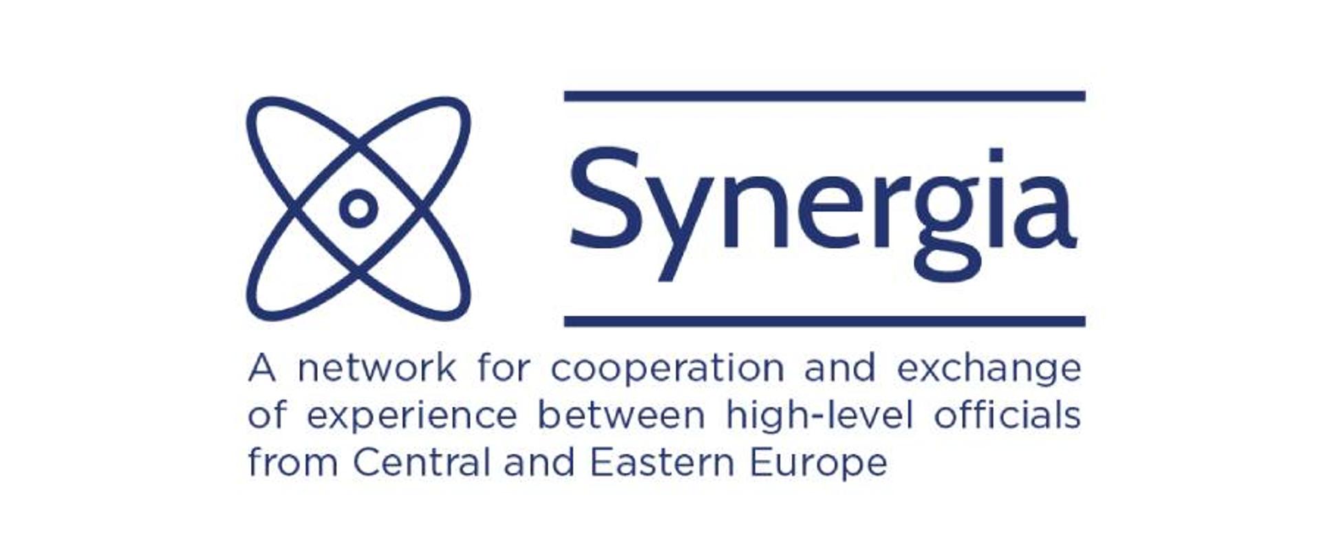 Logotyp projektu Synergia. Zdjęcie zawiera znak graficzny, napis Synergia i opisuje w języku angielskim, co to pojęcie oznacza: A network for cooperation and exchange of experience between high-level officials from Central and Eastern Europe.
