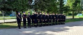 Dzień Flagi Rzeczypospolitej Polskiej. Funkcjonariusze w ubraniach koszarowych podczas uroczystej zbiórki