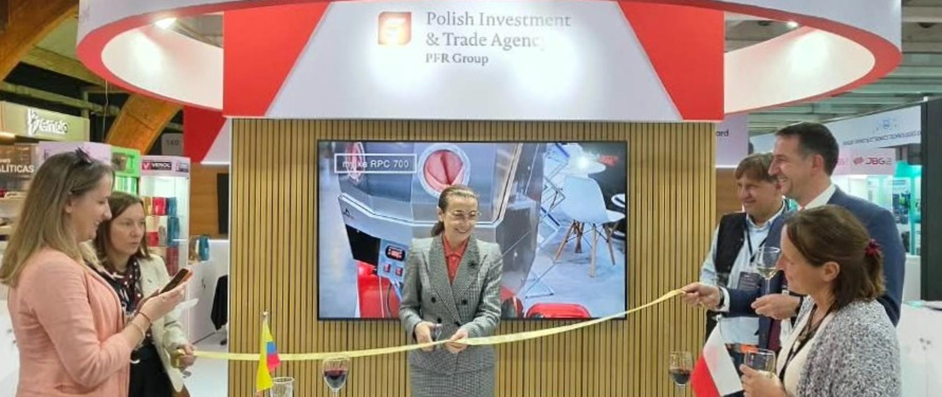 La Embajadora B. Sośnicka hace la apertura del stand nacional de Polonia en la Feria Internacional de Bogotá haciendo el corte simbólico de la cinta