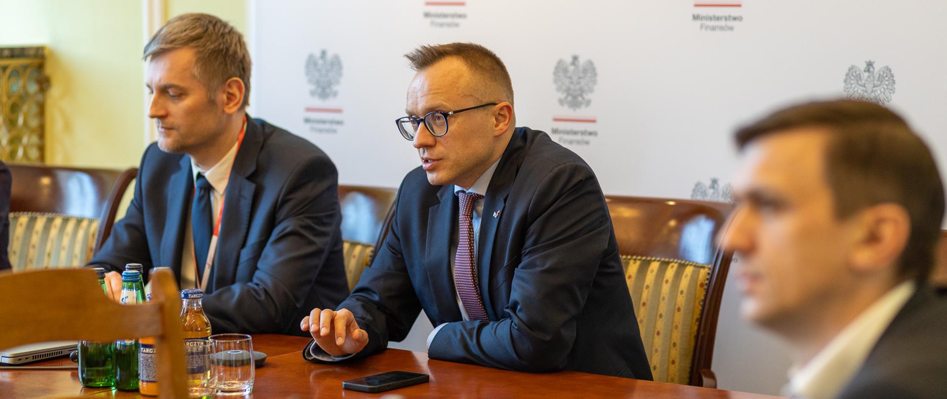 Wiceminister Artur Soboń podczas spotkania konsultacyjnego.