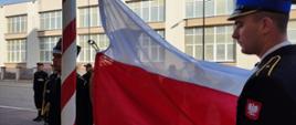 Uroczyste podniesienie Flagi Państwowej z okazji Dnia Flagi Rzeczypospolitej Polskiej. Strażacy wieszają flagę Polski na maszcie