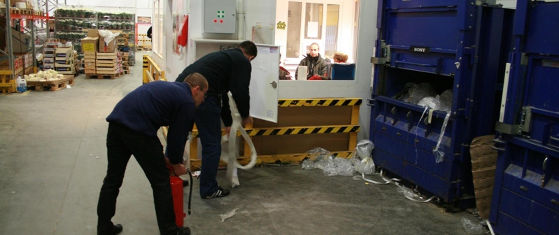 Zdjęcie przedstawia pracowników w magazynie