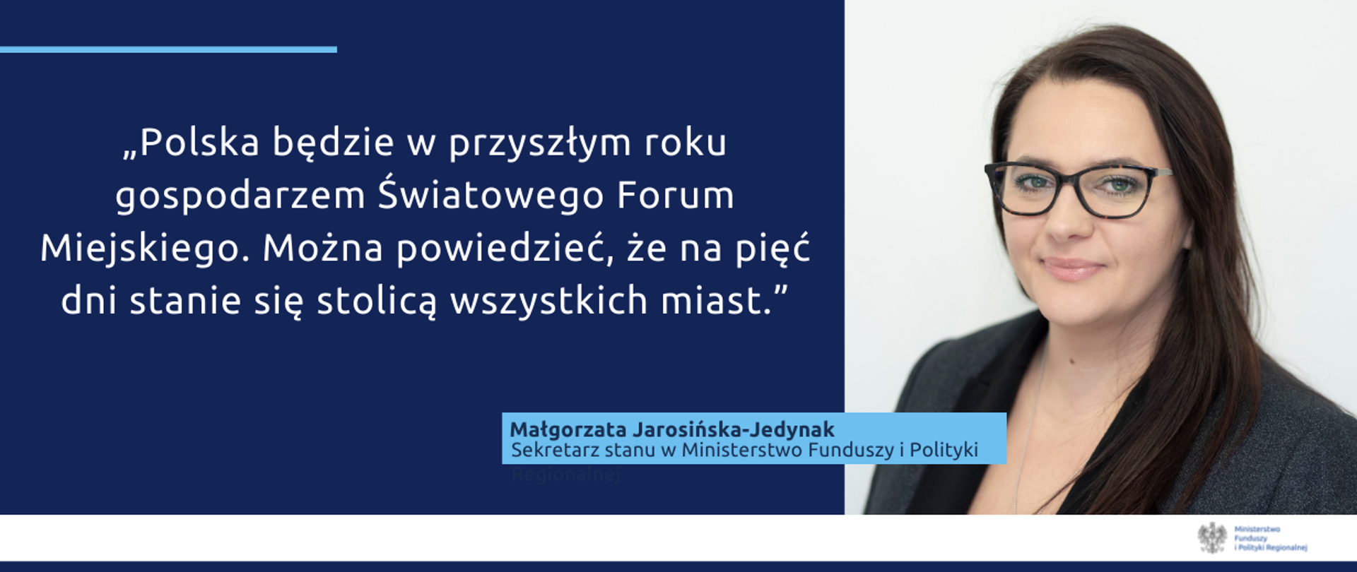 Na grafice zdjęcie wiceminister Małgorzaty Jarosińskiej-Jedynak oraz tekst: "Polska będzie w przyszłym roku gospodarzem Światowego Forum Miejskiego. Można powiedzieć, że na pięć dni stanie się stolicą wszystkich miast."