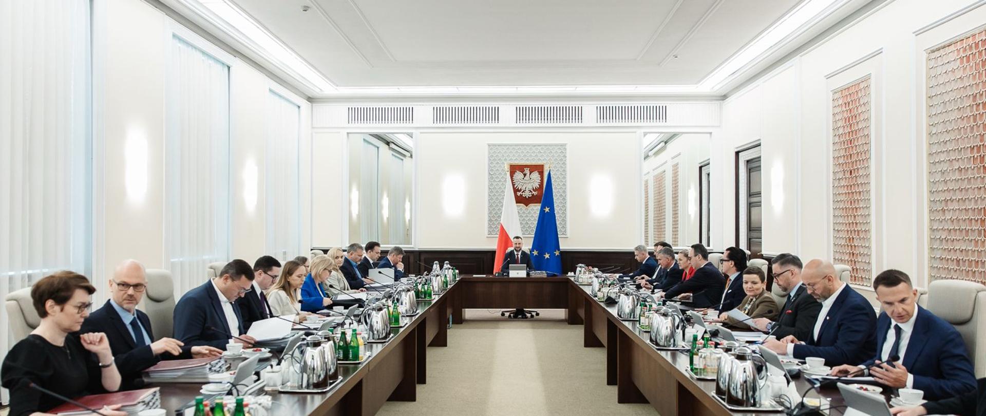 f0ed8cb7-9766-40e4-a06d-5242387188fe