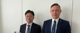 Gukhee YOO, przewodniczący Komisji Bezpieczeństwa Jądrowego Korei Południowej oraz Andrzej Głowacki Prezes Państwowej Agencji Atomistyki stoją, trzymając w rękach podpisane porozumienie o współpracy